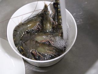 2、葱姜焗海虾,用清水冲洗干净，沥干