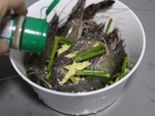 5、葱姜焗海虾,调入盐，胡椒粉，料酒拌匀