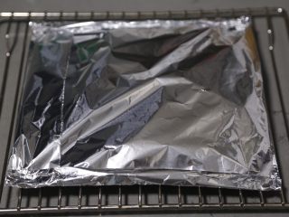 7、葱姜焗海虾,盖好锡纸