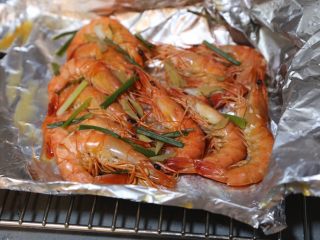 9、葱姜焗海虾,时间到了取出打开，小心烫伤