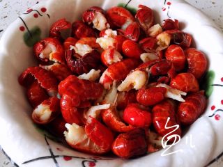 1、蒜香小龙虾,冷冻小龙虾尾解冻，洗净