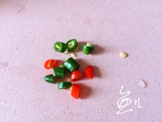 3、蒜香小龙虾,小米椒切段