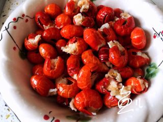 7、蒜香小龙虾,捞出洗净沥干水分