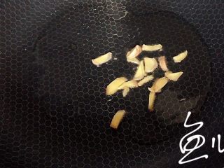 8、蒜香小龙虾,生姜放入油锅中爆香