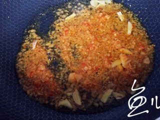 9、蒜香小龙虾,放入蒜蓉酱炒几下