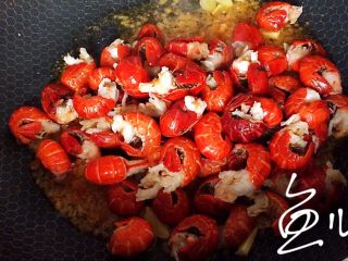 10、蒜香小龙虾,放入小龙虾尾翻炒片刻