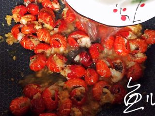 11、蒜香小龙虾,放入清水，没过小龙虾