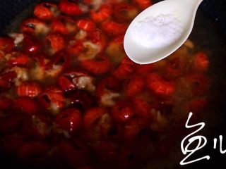 12、蒜香小龙虾,放盐