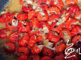 13、蒜香小龙虾,大火煮沸，中火煮至汤汁浓稠