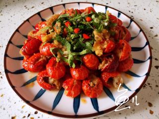 14、蒜香小龙虾,盛出装盘，放香菜和小米椒
