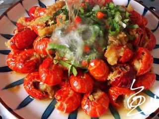 15、蒜香小龙虾,另用锅烧热至5成热，淋在香菜上