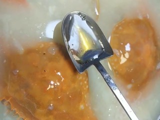 9、早餐海蟹海鲜粥,加入盐，香油