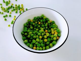 1、豌豆米饭,新鲜的豌豆清洗干净。