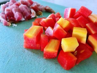 2、豌豆米饭,胡萝卜去皮清洗干净之后切成小丁，肉切成小丁，洋葱切成小丁。