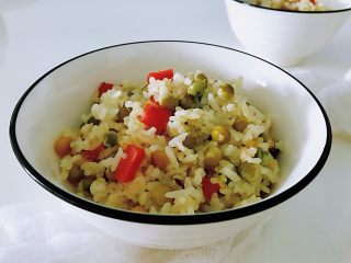 5、豌豆米饭,打开盖子用铲子把米饭翻拌，清香扑鼻，一粒一粒，粒粒分明，盛出即可。