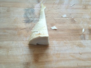 1、开胃小炒☞芹菜炒笋丝,准备小半颗笋尖。