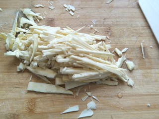 2、开胃小炒☞芹菜炒笋丝,切丝