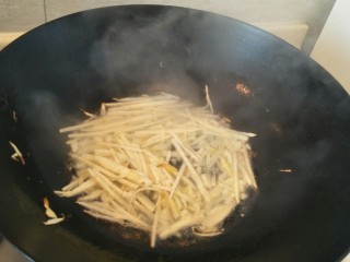 3、开胃小炒☞芹菜炒笋丝,笋丝放入油锅大火编炒，炒到八分熟。