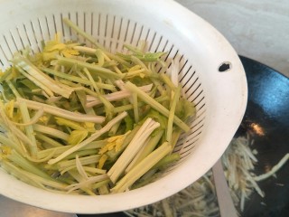 4、开胃小炒☞芹菜炒笋丝,这个时候，锅中放入芹菜，