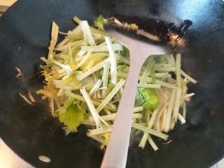 5、开胃小炒☞芹菜炒笋丝,继续煸炒。
