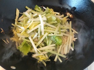 6、开胃小炒☞芹菜炒笋丝,煸炒煸炒。大火煸炒。