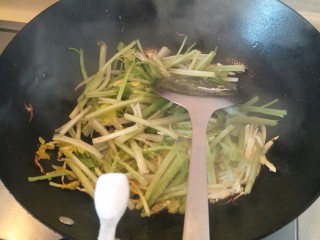 7、开胃小炒☞芹菜炒笋丝,放入一小勺盐。