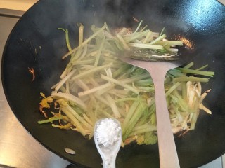 8、开胃小炒☞芹菜炒笋丝,再放入一小勺糖，继续炒约两分钟后就可出锅啦。