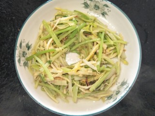 9、开胃小炒☞芹菜炒笋丝,十分钟就可以完成了，开胃小炒。