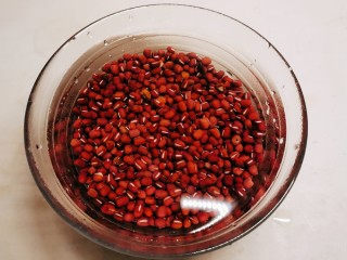 1、山药红豆糕,红豆清洗干净 用清水浸泡6个小时