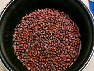 2、山药红豆糕,放入压力锅煮熟