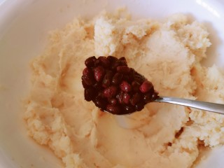12、山药红豆糕,放入红豆