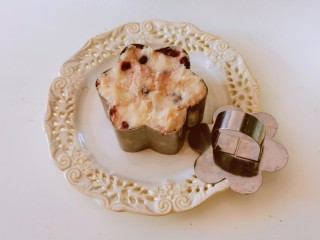 14、山药红豆糕,用模具整理出山药红豆糕的形状