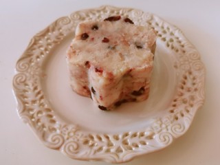 15、山药红豆糕,去掉模具 山药红豆糕就做好了