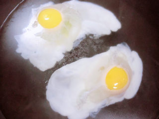 1、荷包蛋焖面,准备好鸡蛋，锅中烧开水，打入鸡蛋，盖盖儿小火儿闷熟。