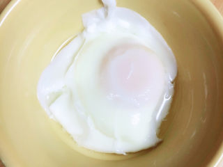 2、荷包蛋焖面,鸡蛋八分熟即可捞出待用。