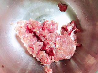 4、荷包蛋焖面,准备好一些肉沫。