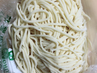 5、荷包蛋焖面,准备好一些湿面待用。