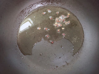 6、荷包蛋焖面,锅中倒入油，加热至五成热，煸香花椒。