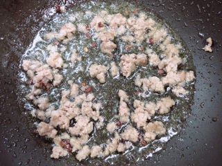 7、荷包蛋焖面,放入肉沫，翻炒均匀。