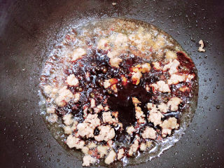 8、荷包蛋焖面,加入耗油、生抽、红烧酱油，翻炒均匀。