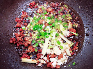 9、荷包蛋焖面,放入葱姜蒜，翻炒均匀。