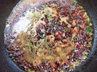 10、荷包蛋焖面,加入适量的水，烧开锅。