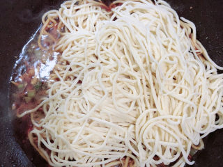 11、荷包蛋焖面,将面条铺在锅里。