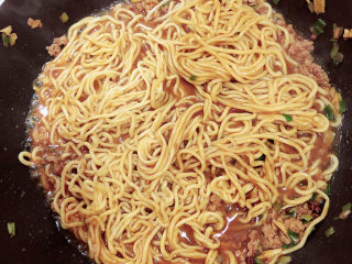 12、荷包蛋焖面,将面挑开，浸泡在汤里。