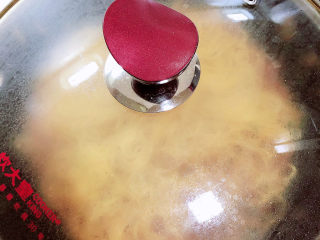 13、荷包蛋焖面,烧开锅后，盖盖儿，小火儿焖6分钟。