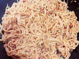 14、荷包蛋焖面,开过盖儿，挑开面条。