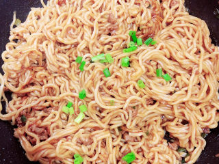 15、荷包蛋焖面,撒上葱末即可出锅了。