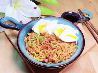 16、荷包蛋焖面,营养又健康的荷包蛋焖面就上桌了。