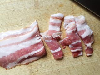 1、泡菜培根炒年糕,培根切小块。