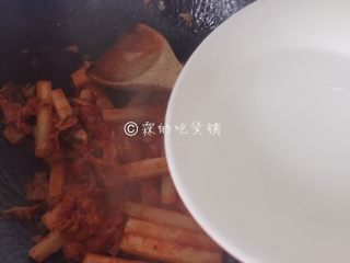 9、泡菜培根炒年糕,再加小半碗水,盖上盖子小火咕嘟个5分钟左右,直到里面的水收干,注意别糊锅。